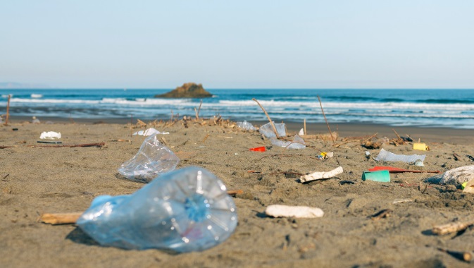 Things You Should Avoid When At The Beach-leaving trash